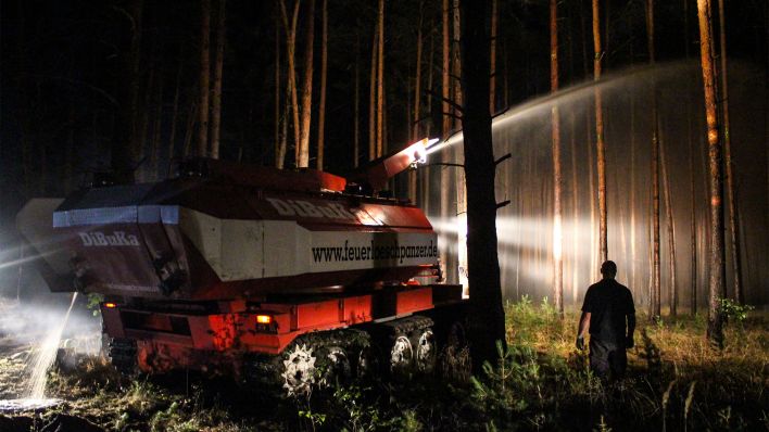Am 26.07.2018 wird mit einem Löschpanzer in Fichtenwalde ein Waldbrand bekämpft (Bild: dpa/Julian Stähle)