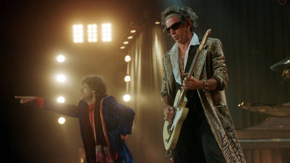 Die Rolling Stones spielen 1998 im Berliner Olympiastadion, Mick Jagger und Keith Richards im Bild. (Quelle: imago images)