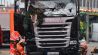 Mitarbeiter eines Abschleppunternehmens hocken am 20.12.2016 am Breitscheidplatz in Berlin neben einem beschädigten LKW, der abgeschleppt werden soll. (Quelle: dpa/Britta Pedersen)