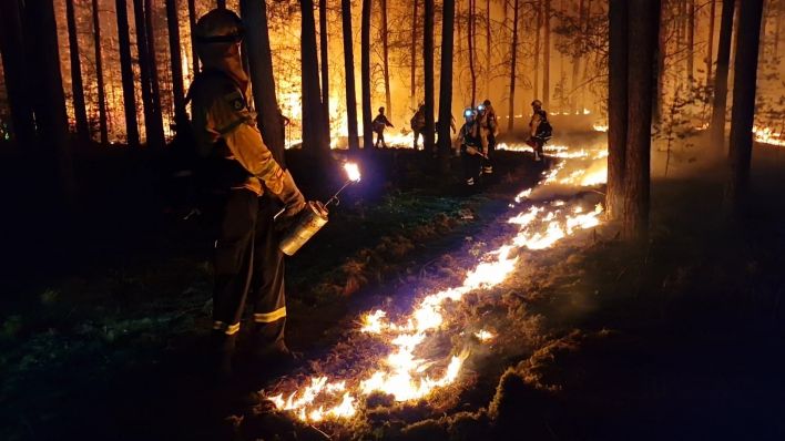 Archivbild:Einsatzkräfte der Hilfsorganisation @fire legen am 19.06.2022 Gegenfeuer, um eine weitere Ausbreitung des Waldbrandes zu verhindern und die Feuerwehr bei der Bekämpung des Feuers zu unterstützen.(Quelle:dpa/C.Detlaff)