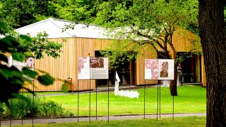 Die Gartenseite des neuen Besucherzentrums am Brecht-Weigel-Haus in Buckow. Das Haus umfasst ein Museum und eine Gedenkstätte für das Künstlerehepaar Bertolt Brecht und Helene Weigel. (Foto: dpa)
