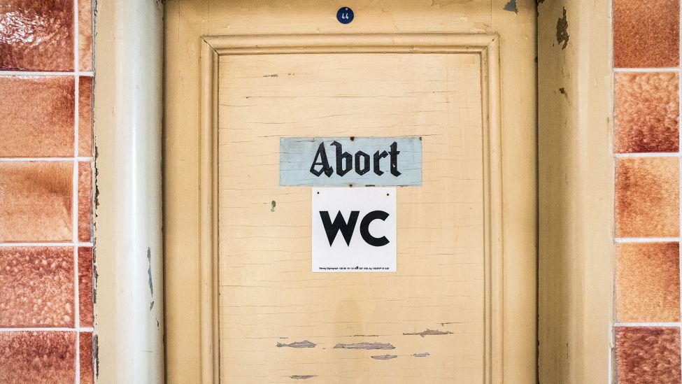 WC-Eingangstür im denkmalgeschützten, ehemaligen Stadtbad Lichtenberg, auch Hubertusbad genannt, in der Hubertusstraße in Berlin-Lichtenberg, aufgenommen am 13.06.2023 (Quelle: rbb / Sebastian Schneider).