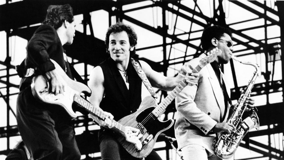Der US-amerikanische Rockmusiker Bruce Springsteen (M) tritt in der DDR-Hauptstadt Berlin auf. (Quelle: dpa/Jens Kalaene)