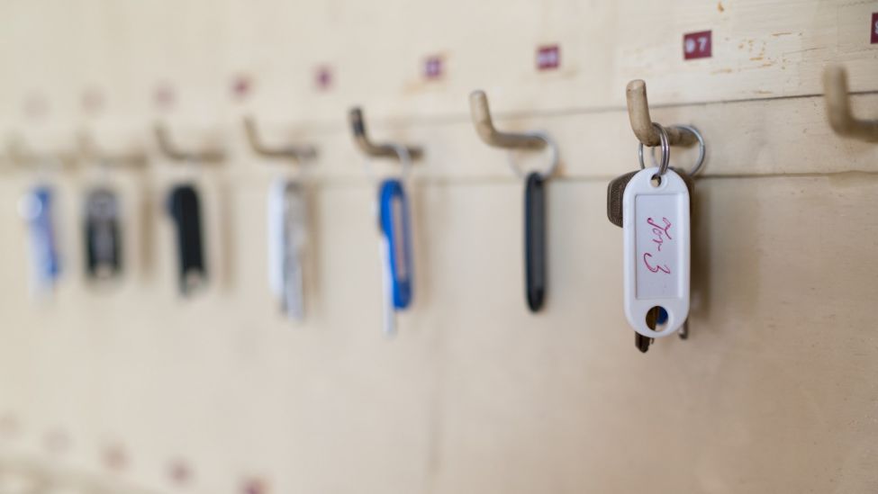Schlüssel am Brett eines Pförtnerraums im Verwaltungsgebäude des früheren Frauengefängnisses in der Lehrter Straße 60/61 in Berlin-Tiergarten, aufgenommen am 31.07.2023 (Quelle: rbb / Sebastian Schneider).
