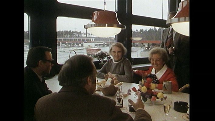 Gäste der damaligen Raststätte Dreilinden bei ihrer Eröffnung im Jahr 1973 (Quelle: rbb).
