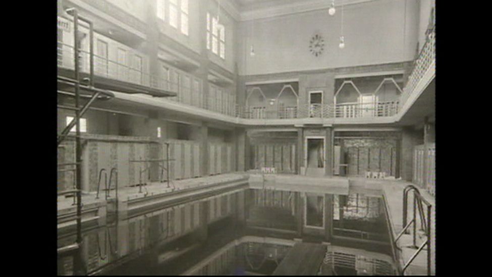 Die große Schwimmhalle des damaligen Stadtbad Lichtenberg, auch Hubertusbad genannt, in Aktion, Aufnahmezeitpunkt etwa in den 1930er Jahren (Quelle: rbb).