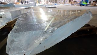 Symbolbild: Wie Eisschollen liegen die Bruchstücke eines zerborstenen Aquariums aus Acryl in einer Lagerhalle. (Quelle: dpa/Michael Bahlo)