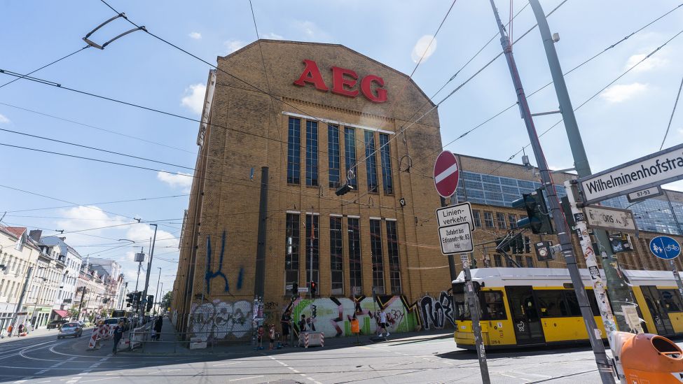 Die ehemaligen AEG-Werkshallen in der Wilhelminenhofstraße in Berlin-Oberschöneweide im Juli 2023 (Quelle: rbb / Sebastian Schneider).