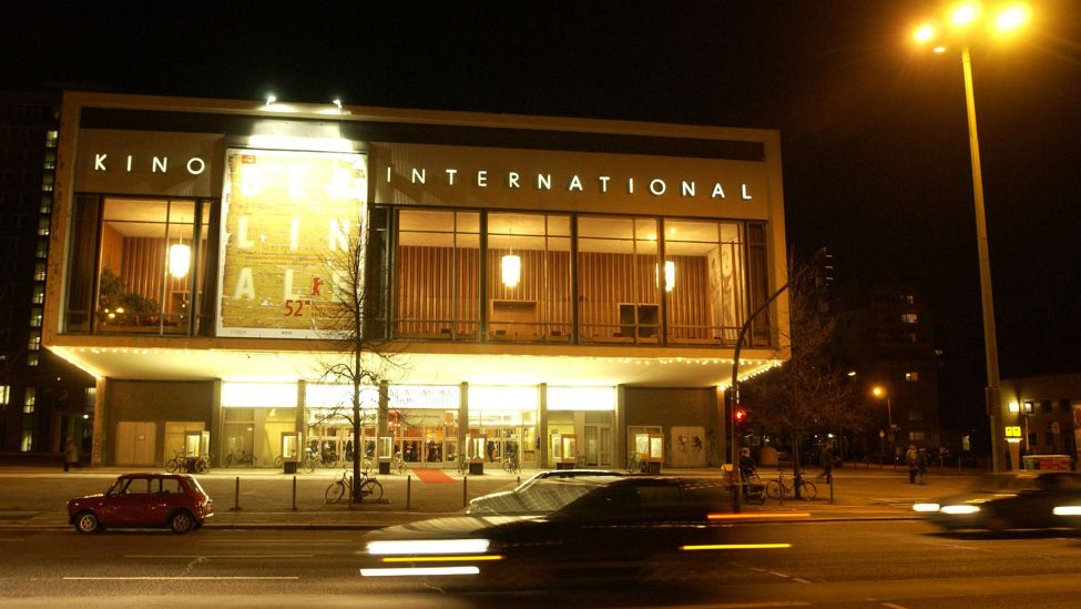 In den Tagen der Berlinale, der Internationalen Filmfestspiele Berlin, kommt auch das aus DDR-Zeiten stammende Kino International in der Karl-Marx-Allee zu Festival-Würden. (Quelle: Zentralbild/Jens Kalaene)