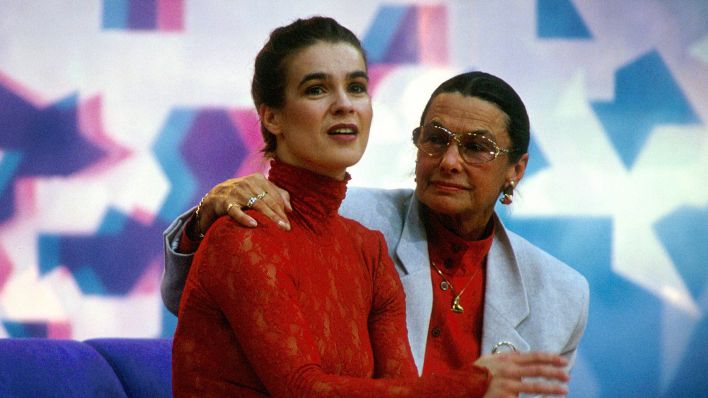 Trainerin Jutta Müller (re.) legt beruhigend den Arm um Katharina Witt bei den Olympischen Winterspielen 1994. (Bild: IMAGO / Norbert Schmidt)