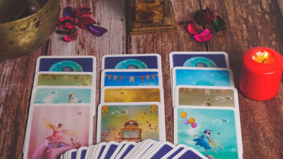 Tarotkarten liegen auf einem Tisch (Quelle: dpa/imageBROKER/Jose Hernandez Antona