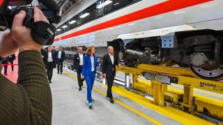 Bundeskanzler Olaf Scholz (SPD, r) und Daniela Gerd tom Markotten, Bahnvorständin, kommen zur Eröffnung vom DB-Instandhaltungswerk für ICE 4-Züge. (Quelle: dpa/Patrick Pleul)