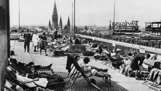 Archivbild: Der Dachgarten des Kaufhaus des Westens, Wittenbergplat in Berlin-Schöneberg zum 1932. (Quelle: dpa/akg-images)