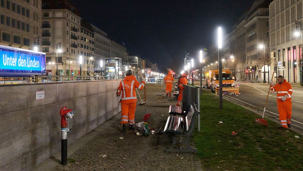 Mitarbeiter der Stadtreinigung BSR säubern an Neujahr nach der Silvesternacht die Straße Unter den Linden. (Quelle: dpa-Bildfunk/Annette Riedl)