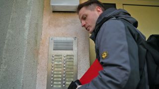 Linke-Kandidat Schirmer klingelt bei einem Wohnhaus in Pankow im Rahmen des Winterwahlkampfs.(Quelle:rbb)