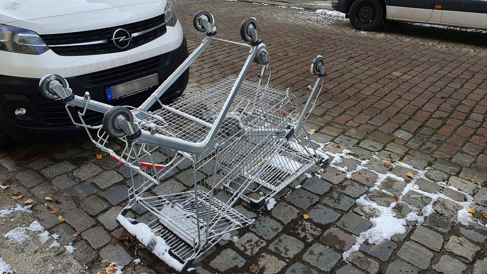 Ein umgedrehter Einkaufswagen liegt zwischen zwei parkenden Autos.(Quelle:rbb/S.Oberwalleney)