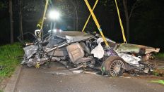 Das fast zerstörte Fahrzeug am Unfallort in der Nacht zum 15.04.2024.(Quelle:Morris Pudwell)