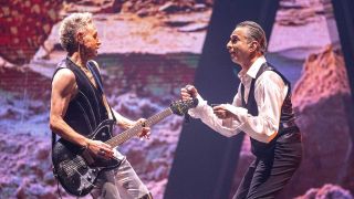 Martin L. Gore und Dave Gahan von Depeche Mode beim Konzert in der Berliner Mercedes Benz Arena im Februar 2024. (Bild: dpa/ Pic One/ Christian Ender)