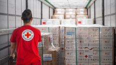 Symbolbild:Ein Mitarbeiter vom Deutschen Roten Kreuz (DRK) verlädt Hilfsgüter.(Quelle:picture alliance/dpa/C.Gateau)