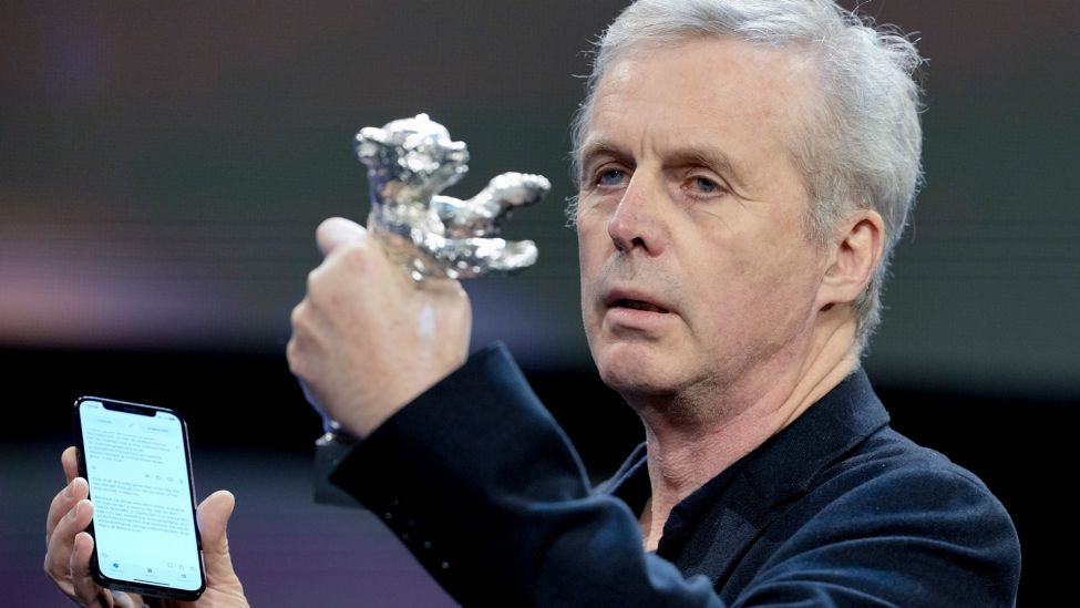 Bruno Dumont poses with the Silver Bear of the Jury for "The Empire" at the International Film Festival, Berlinale, in Berlin. (Quelle: dpa/Schreiber)