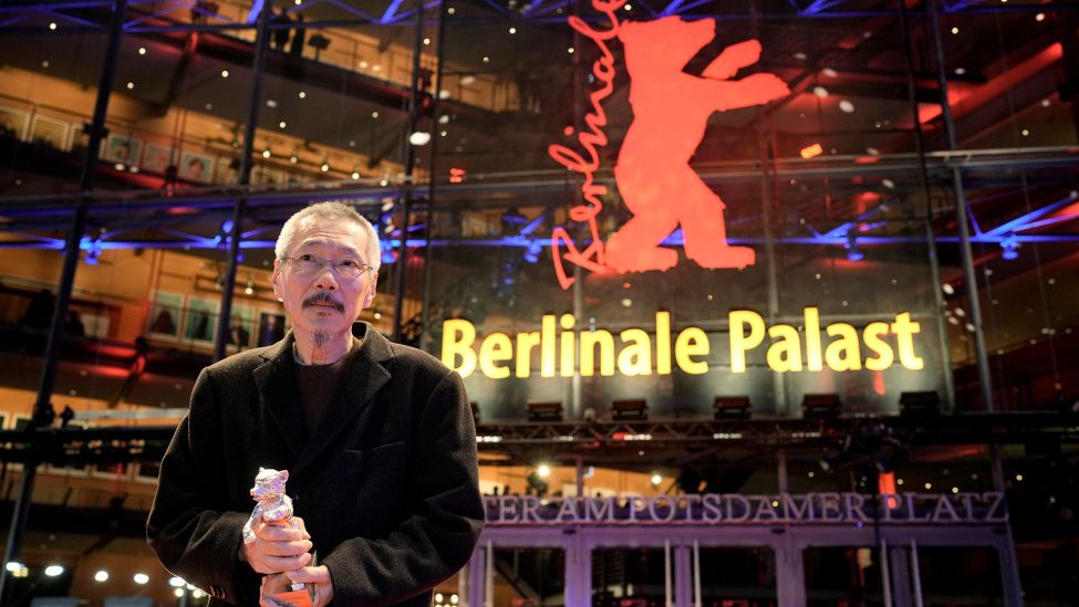Director Hong Sangsoo stands outside the Berlinale Palast after being presented with a Silver Bear in the Grand Jury Prize category for "Yeohaengjaui pilyo" in Berlin. (Quelle: dpa/Schreiber)