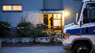 28.02.2024, Berlin: Am Morgen nach der Festnahme der früheren RAF-Terroristin Daniela Klette stehen Polizisten vor dem Haus, in dem sie gelebt haben soll.(Quelle:dpa/A.Riedl)