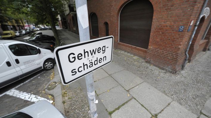 Gehwegschaden-Schild in der Rodenbergstraße in Prenzlauer Berg (Bild: imago images/Seeliger).