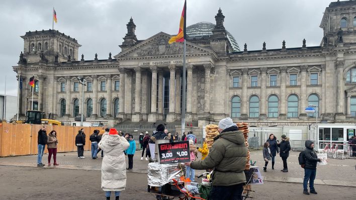 Ein Glühweinstand vor Beginn der Demonstration "Wir sind die Brandmauer" am 03.02.2024 vor dem Reichstagsgebäude in Berlin. (Quelle: rbb/Arndt Breitfeld)