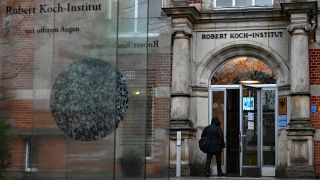 Symbolbild: Ein Mensch geht durch den Eingang des Robert Koch-Instituts (RKI). (Quelle: dpa/Znidar)