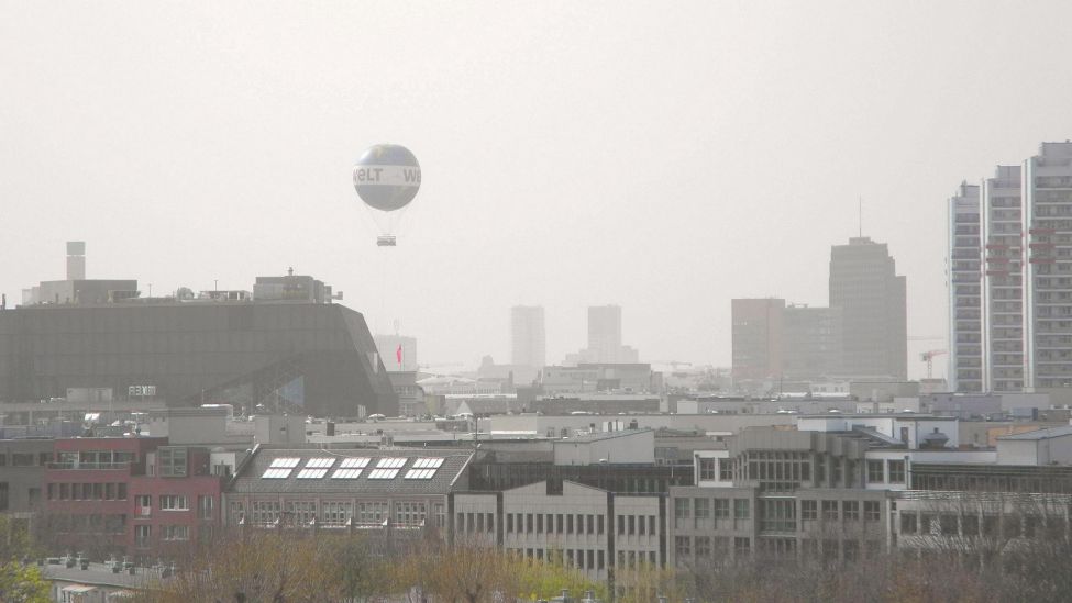 Berlin, Potsdamer Platz: Saharastaub liegt in der Berliner Luft. (Quelle: imago images/Meißner)