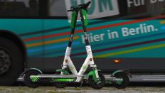 Symbolbild: E-Tretroller der Firma Lime stehen auf einer Verkehrsinsel in Berlin-Mitte. (Quelle: dpa/Wurtscheid)