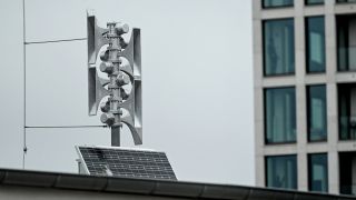 Symbolbild: Die Warnsirene auf dem Dach eines Gebäudes in Berlin. (Quelle: dpa/Pedersen)
