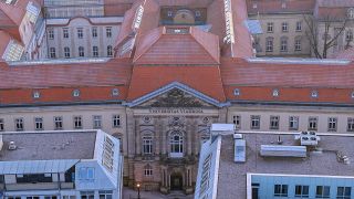 Blick aus einem Hochhaus auf das Hauptgebäude der Europa-Universität Viadrina, aufgenommen am 09.02.2023. (Quelle: dpa-Bildfunk/Patrick Pleul )