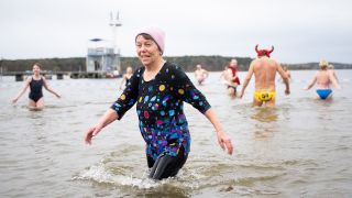 Gisela geht zum Start der Badesaison im Strandbad Wannsee durchs Wasser. (Quelle: dpa/Gollnow)