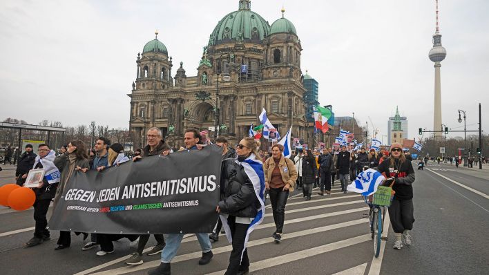 Originalbild: Demonstration gegen Antisemitismus in Berlin am 10.03.2024.(Quelle: dpa/Markus Schreiber)