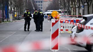 11.03.2024, Berlin: Polizeibeamte stehen Montagvormittag rund um den mutmaﬂlichen Tatort in der Zimmerstraﬂe.(Quelle:dpa/B.v.Jutrczenka)