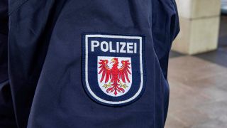 Symbolbild:Das brandenburgische Wappen auf der Uniform eines Polizisten.(Quelle:imago images/R.Schmiegelt)