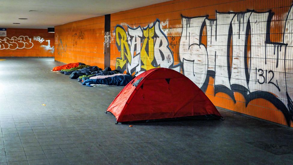 ARchivbild:Obdachlose haben sich Schlaflager mit Schlafsäcken und einem Zelt im Tunnel aufgebaut am 05.12.20218.(Quelle:imago images/J.Ritter)
