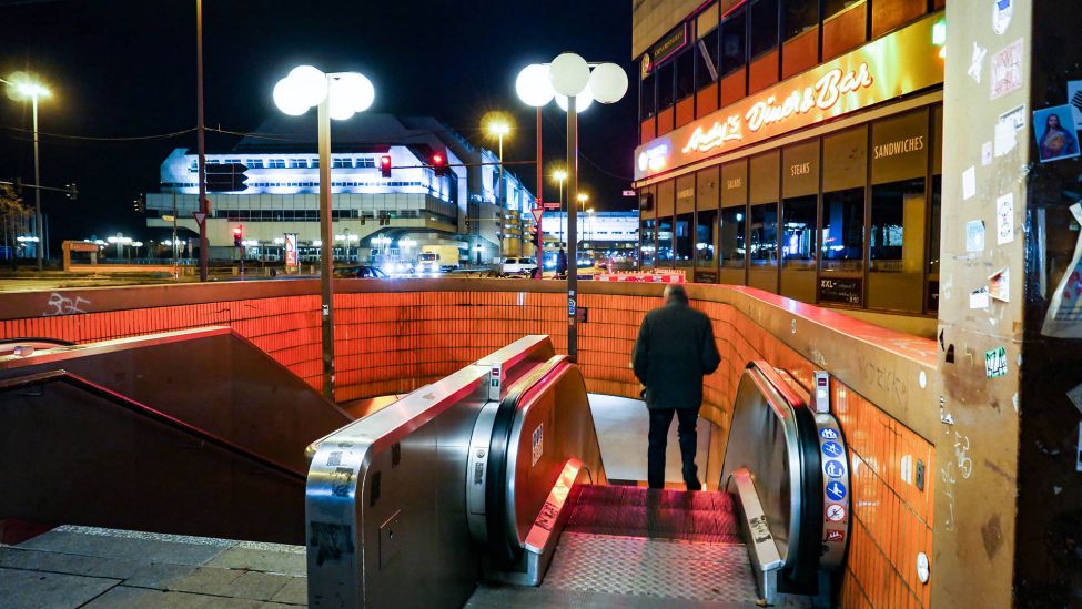 Archivbild:Nachts fährt ein Mann die Rolltreppe der Unterführung hinunter am 05.12.2018.(Quelle:imago images/J.Ritter)