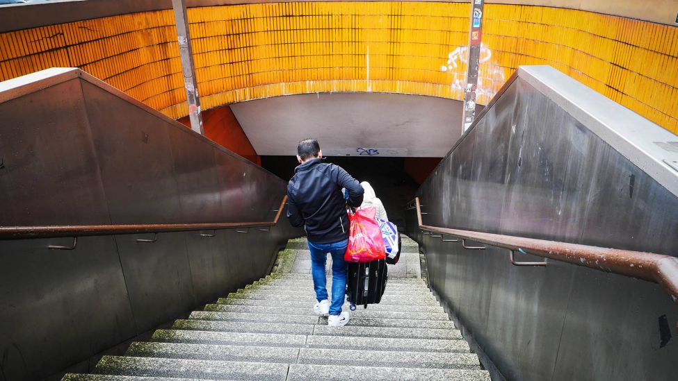 Archivbild:Ein Reisender trägt seinen Koffer am 14.04.2018 die Treppe der Unterführung hinunter.(Quelle:imago images/J.Ritter)