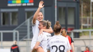 Die Spielerinnen von Turbine Potsdam jubeln über einen Treffer bei Eintracht Frankfurt. Quelle: imago images/Beautiful Sports