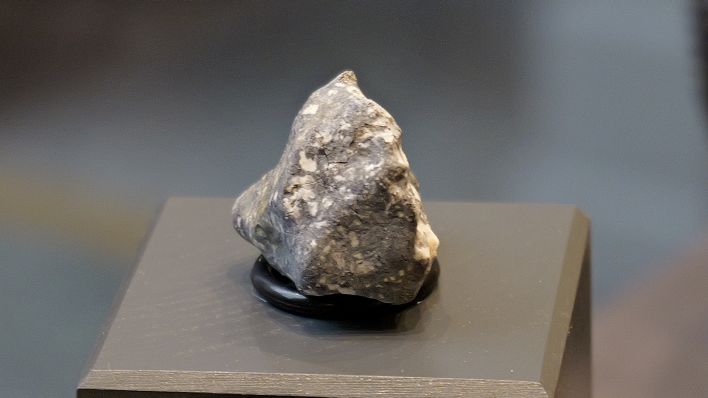Ein Stein auf einem Podest (Quelle: rbb)