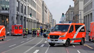 Einsatzkräfte stehen am 09.03.2024 nach einem schweren Unfall in der Leipziger Straße in Berlin-Mitte. (Quelle: rbb/Höppner)