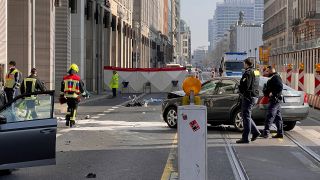 Einsatzkräfte sind am 09.03.2024 nach einem schweren Unfall in der Leipziger Straße in Berlin-Mitte. (Quelle: rbb/Höppner)