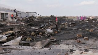Räumungsarbeiten nach dem Brand auf dem Gelände ehem. Flughafen Tegel. (Quelle: rbb)