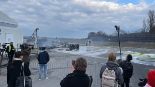 Abgebrannte Halle nach dem Großbrand auf dem Gelände ehem. Flughafen Tegel. (Quelle: rbb)