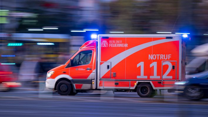 Symbolbild: Ein Rettungswagen der Berliner Feuerwehr fährt mit Blaulicht zum Einsatz (Quelle: dpa/Monika Skolimowska).