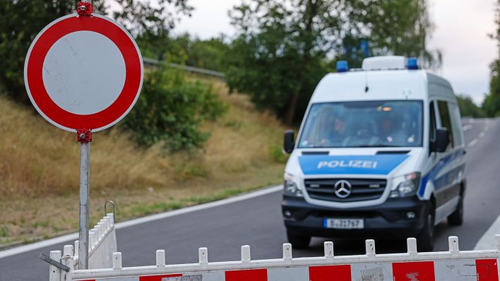 Symbolbild:Eine Auffahrt der A115 wird von der Polizei gesperrt. (Quelle:picture alliance/dpa/G.Matzka)