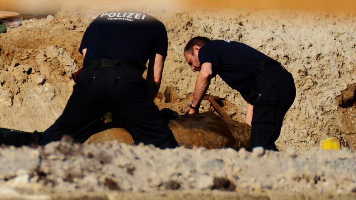 Symbolbild:Experten der Polizei bereiten die Bombe für die Entsperrung vor.(Quelle:picture alliance/dpa)