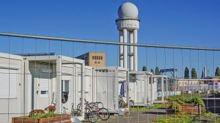 Archivbild: Flüchtlingsunterkunft bestehend aus Containern am ehemaligen Flughafengelände Tempelhof.(Quelle: picture alliance/Schoening)